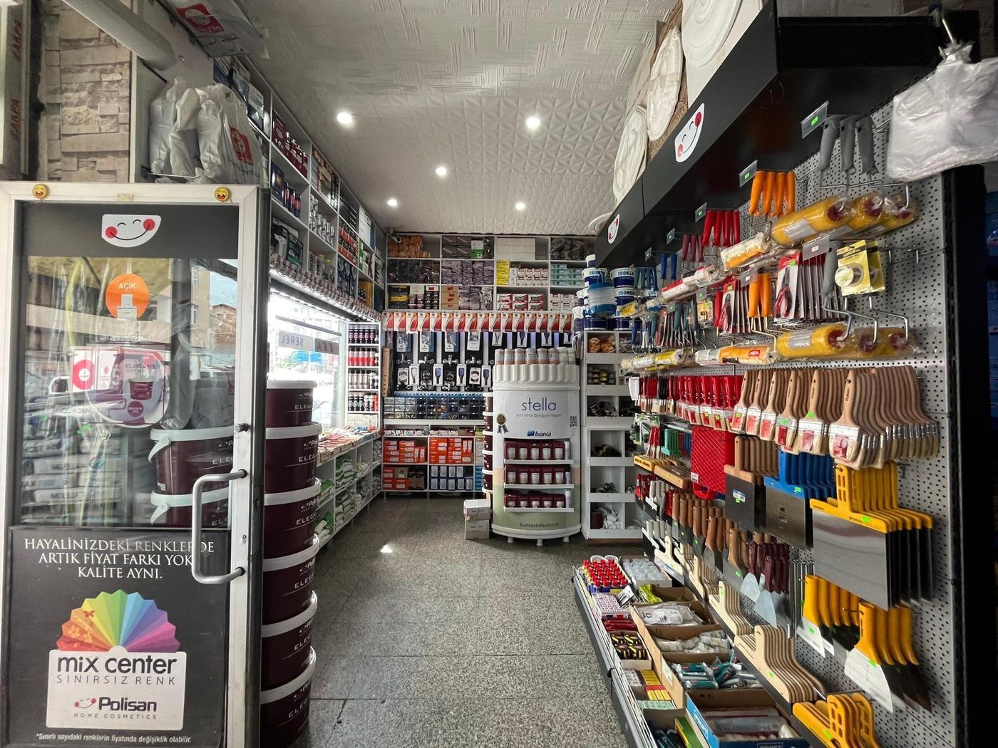 El aletleri ve hırdavat reyonu